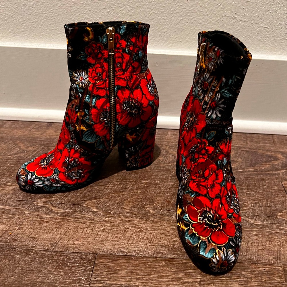 FLORAL BRAND NEW BOOTS